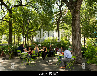 Des gens assis à des tables sur une journée d'été à Union Square, Manhattan, New York City, New York State, USA Banque D'Images