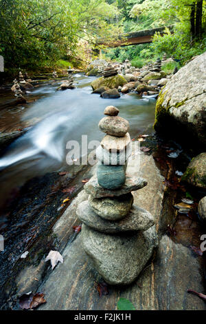 River Rock Cairns - près de Daniel's Ridge, Pisgah Forest National - Brevard, North Carolina USA Banque D'Images