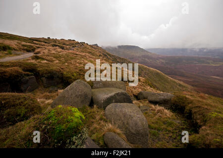 Le Nord de bords de Kinder Scout et le sentier périphérique. Nuages et brouillard tourbillonner autour de la sombre paysage de landes. Banque D'Images