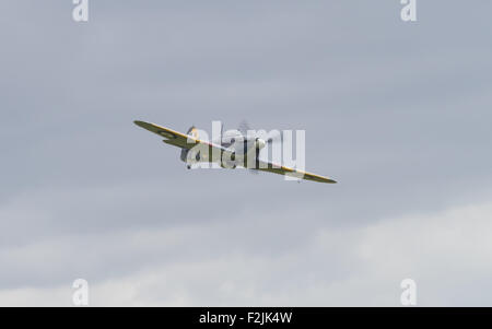 Yeovilton, UK - 11 juillet 2015 : Vintage Hawker Hurricane volant à la Journée de l'air de Yeovilton. Banque D'Images