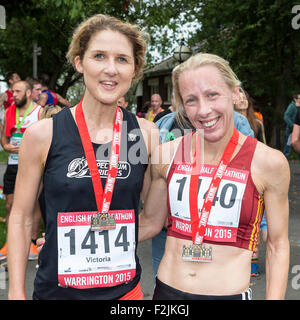 Warrington, Royaume-Uni. 20 Septembre, 2015. English Half Marathon Race à Warrington Crédit : John Hopkins/Alamy Live News. Deuxième et troisième dame placés dans les coureurs Anglais 2015 Demi-marathon à Warrington Banque D'Images