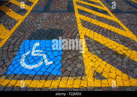 Parking pour voitures et de signal pour les handicapés Banque D'Images