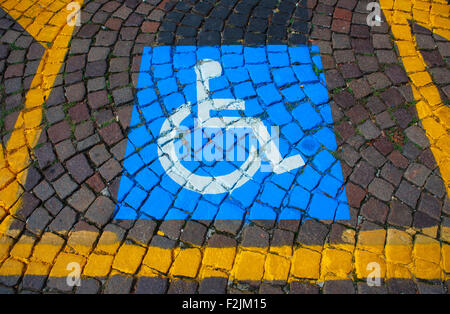 Parking pour voitures et de signal pour les handicapés Banque D'Images