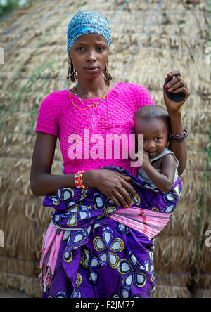 Le Bénin, en Afrique de l'Ouest, Gossoue, une belle femme peul peul tatoué avec son bébé Banque D'Images