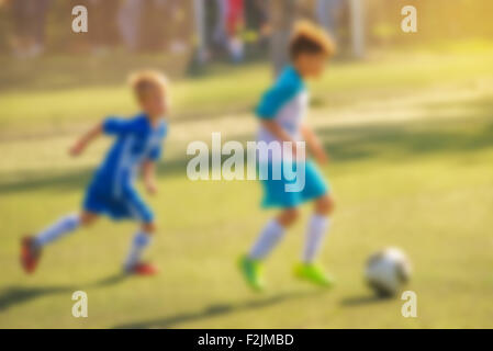 Les enfants jouent au football, jeu de football, sport image en arrière-plan flou flou artistique Banque D'Images
