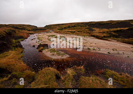 La rivière qui coule sur le plateau de Kinder Kinder Scout près de portes, dans le parc national de Peak District. Banque D'Images