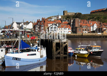 Les bateaux de pêche amarré à quai dans le port de Whitby, une ville en bord de mer, port dans le comté du Yorkshire du Nord, à l'origine Banque D'Images