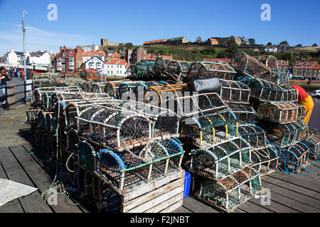Des casiers à homard sur le quai au port de Whitby, une ville en bord de mer, port dans le comté du Yorkshire du Nord, à l'origine ni Banque D'Images