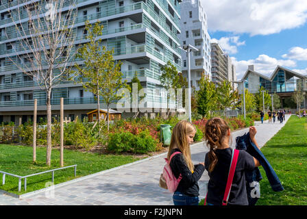 Paris, France, enfants français dans la rue dans un nouvel immeuble projet d'architecture moderne, quartier, Eco-quartier Clichy-Batignolles, bâtiments intelligents, bâtiment vert moderne, architecture écologique france, bâtiments écologiques durables, bâtiments respectueux de l'environnement Banque D'Images