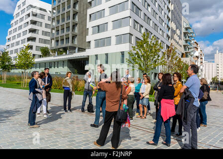 Paris, France, Guide touristique avec un groupe de Français visitant nouvel immeuble d'appartements investissement projet d'architecture moderne, quartier, Eco-quartier Clichy-Batignolles, construction écologique, bâtiment vert, bâtiments économes en énergie Banque D'Images