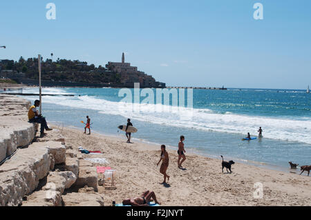 Israël : Vieille ville de Jaffa vu de la plage, journée d'été en Israël Banque D'Images