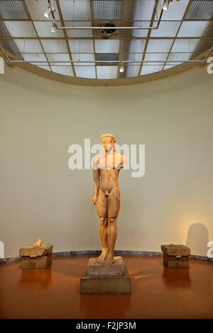 Statue de Kouros (autour de 600 avant J.-C.) de Naxian en dans le Musée Archéologique National d'Athènes, Grèce. Banque D'Images