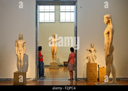 Kouros des statues dans le Musée National Archéologique d'Athènes, Grèce. Banque D'Images