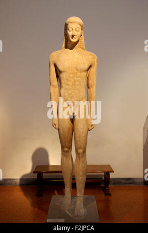 Statue de Kouros (autour de 550 avant J.-C.) de Naxian en dans le Musée Archéologique National d'Athènes, Grèce. Banque D'Images