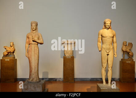 Statue de Kore (jeune femme) et d'un Kouros (jeune homme) dans le Musée Archéologique National d'Athènes. Banque D'Images