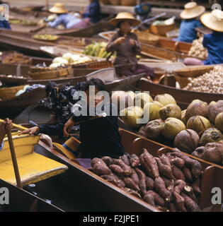 AJAXNETPHOTO - BANGKOK, THAÏLANDE. - TRADERS AU LÉGUMES DU MARCHÉ flottant à l'extérieur de la ville. PHOTO:JONATHAN EASTLAND/AJAX REF:090508 Banque D'Images