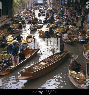 AJAXNETPHOTO - BANGKOK, THAÏLANDE. - TRADERS AU LÉGUMES DU MARCHÉ flottant à l'extérieur de la ville. PHOTO:JONATHAN EASTLAND/AJAX REF:877027 Banque D'Images