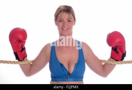 Jolie boxer s'appuyant sur les cordes d'un ring de boxe Banque D'Images