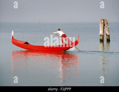 AJAXNETPHOTO. Mars 2004. Venise, Italie. - GONDOLIER PROPULSE SON ART DANS LA LAGUNE. PHOTO:JONATHAN EASTLAND/AJAX REF : 51011 43A4289 Banque D'Images