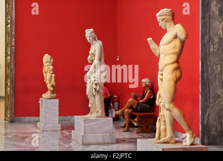 L'une des salles consacrées à la sculpture grecque antique dans le Musée Archéologique National, Athènes, Grèce. Banque D'Images