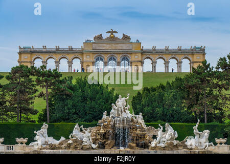 Fontaine de Neptune et gloriette dans Schoenbrunner Park, le bâtiment principal du parc, Vienne, Autriche, Europe Banque D'Images