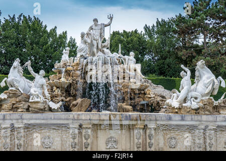 Fontaine de Neptune dans Schoenbrunner Park, parc du château de Schönbrunn, Vienne, Autriche, Europe Banque D'Images