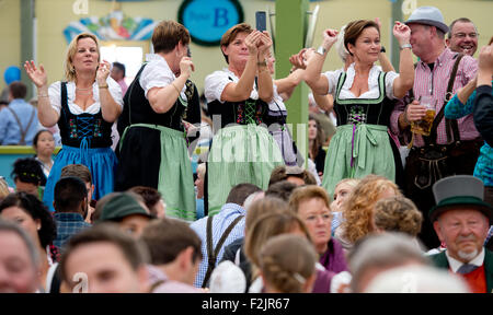 Munich, Allemagne. 20 Sep, 2015. Les visiteurs apprécient eux-mêmes dans une tente à bière à la 182ème Oktoberfest à Munich, Allemagne, 20 septembre 2015. Le plus grand festival de la bière qui se déroulera jusqu'au 04 octobre 2015 devrait attirer quelque 6 millions de visiteurs de partout dans le monde cette année. Photo : SVEN HOPPE/dpa/Alamy Live News Banque D'Images