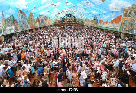 Munich, Allemagne. 20 Sep, 2015. Les visiteurs apprécient eux-mêmes dans une tente à bière à la 182ème Oktoberfest à Munich, Allemagne, 20 septembre 2015. Le plus grand festival de la bière qui se déroulera jusqu'au 04 octobre 2015 devrait attirer quelque 6 millions de visiteurs de partout dans le monde cette année. Photo : Karl Josef OPIM/dpa/Alamy Live News Banque D'Images