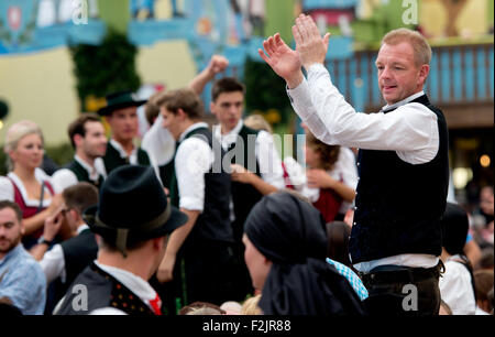 Munich, Allemagne. 20 Sep, 2015. Les visiteurs apprécient eux-mêmes dans une tente à bière à la 182ème Oktoberfest à Munich, Allemagne, 20 septembre 2015. Le plus grand festival de la bière qui se déroulera jusqu'au 04 octobre 2015 devrait attirer quelque 6 millions de visiteurs de partout dans le monde cette année. Photo : SVEN HOPPE/dpa/Alamy Live News Banque D'Images