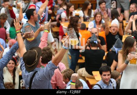 Munich, Allemagne. 20 Sep, 2015. Les visiteurs apprécient eux-mêmes dans une tente à bière à la 182ème Oktoberfest à Munich, Allemagne, 20 septembre 2015. Le plus grand festival de la bière qui se déroulera jusqu'au 04 octobre 2015 devrait attirer quelque 6 millions de visiteurs de partout dans le monde cette année. Photo : Karl Josef OPIM/dpa/Alamy Live News Banque D'Images