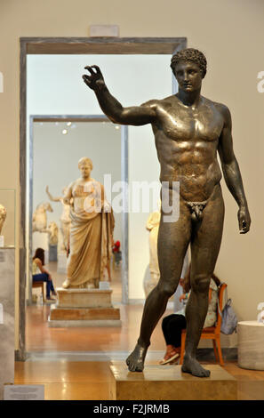 Statue en bronze d'un jeune de l'épave d'Anticythère (340-330 avant J.-C.) dans le Musée Archéologique National, Athènes, Grèce. Banque D'Images