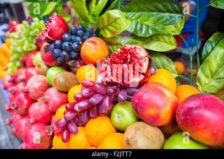 De nombreux types de fruits différents sur une vitrine. Vendeur de rue, la vente de fruits exotiques colorés et jus de fruits. Banque D'Images