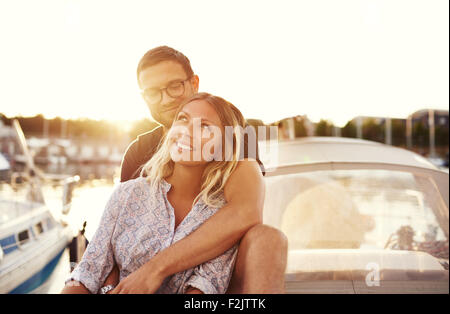 Heureux Couple sur un bateau, profiter de la vie tandis que dans l'amour Banque D'Images