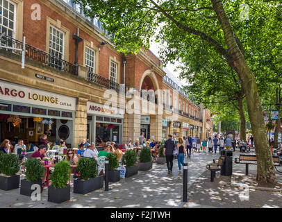 Magasins et cafés dans la rue Bridge, dans le centre-ville, à Peterborough, Cambridgeshire, Angleterre, RU Banque D'Images