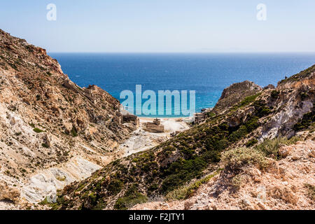 Plage Près de mines de soufre abandonnées à l'île de Milos, Cyclades, Grèce Banque D'Images