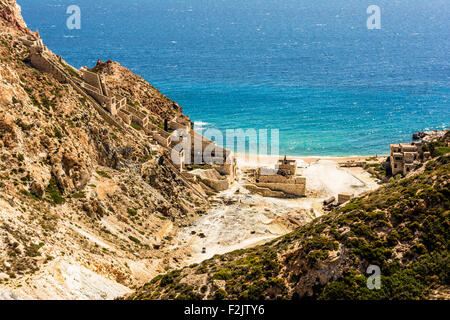 Plage Près de mines de soufre abandonnées à l'île de Milos, Cyclades, Grèce Banque D'Images