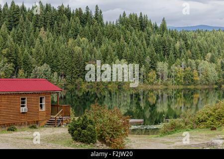 Chalet en bois avec vue panoramique sur le magnifique et paisible lac néerlandais à Clearwater, Colombie-Britannique, Canada, Amérique du Nord. Banque D'Images