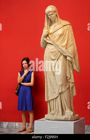 Dans l'une des salles consacrées à la sculpture grecque antique dans le Musée Archéologique National, Athènes, Grèce. Banque D'Images