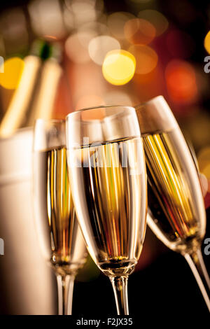 Verres de champagne sur comptoir bar Banque D'Images