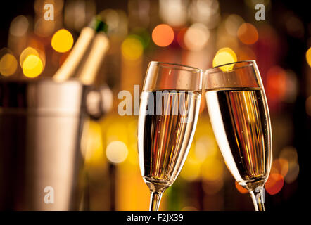 Verres de champagne sur comptoir bar Banque D'Images