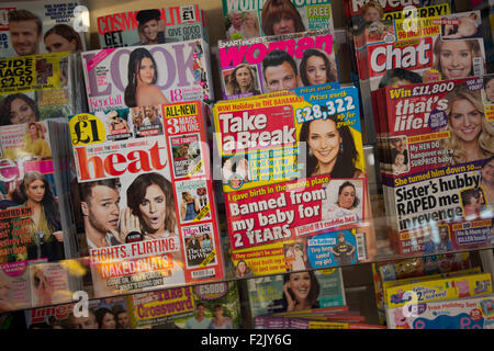 Womens et celebrity magazines en vente chez un marchand de journaux. Banque D'Images