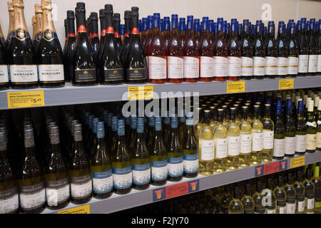 Bouteilles de vin blanc et rouge en vente dans un supermarché. Banque D'Images