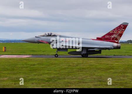 RAF Typhoon vous attend à avancer sur la piste Banque D'Images