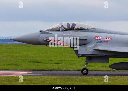 RAF Typhoon vous attend à avancer sur la piste Banque D'Images