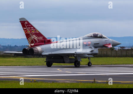 Typhoon de la RAF à la piste des taxis Banque D'Images