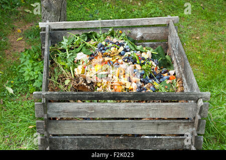 Bac à compost dans le jardin. Tas de compost pourrir les restes de fruits et légumes cuisine Banque D'Images