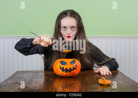 Lady effrayant d'avoir un dîner d'Halloween Banque D'Images