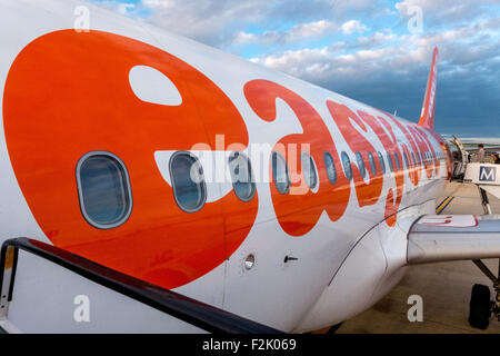 Les passagers à bord d'un vol EasyJet à l'aéroport de Gatwick. Banque D'Images