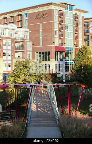 River Place bridge et d'œuvres d'art en voie de paradigme crossing over the Reedy River dans le centre-ville de Greenville, Caroline du Sud. Banque D'Images