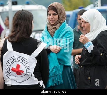 Zagreb, Zagreb. 20 Sep, 2015. Un volontaire de la croix rouge croate des entretiens avec les réfugiés au camp de réfugiés de fortune à Bregana, passage de la frontière croate avec la Slovénie, à l'ouest de Zagreb, le 20 septembre 2015. Des bénévoles de la Croatie et d'autres pays tentent d'aider les réfugiés qui attendent pour traverser la frontière. © Lisanin Miso/Xinhua/Alamy Live News Banque D'Images